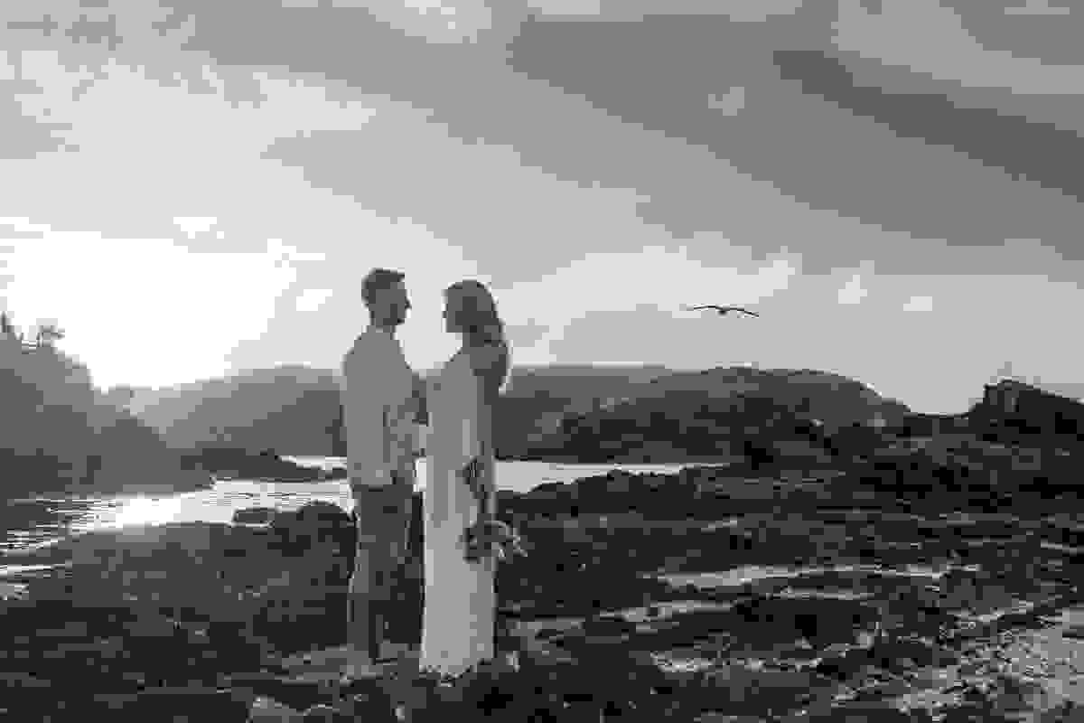 Casal de frente se olhando e ao fundo a bela paisagem de cabo frio rio de janeiro