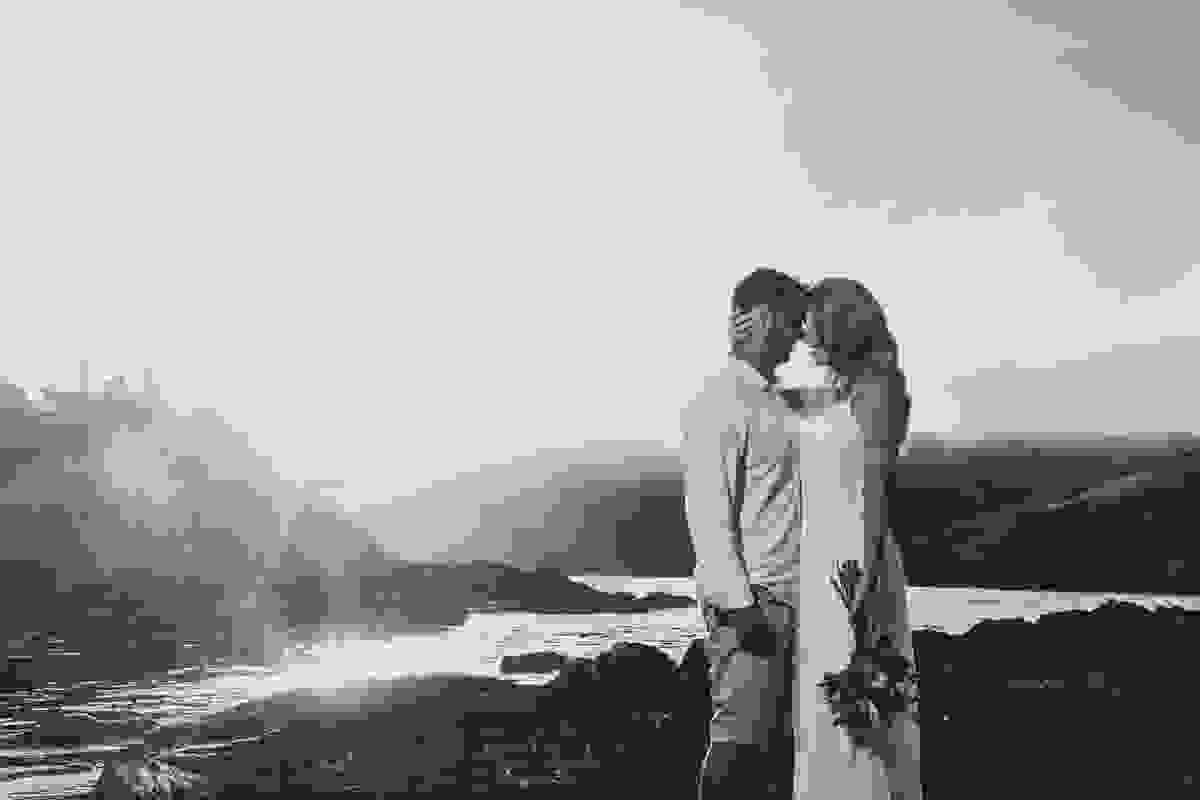 Fotografia de pré casamento em cabo frio rio de janeiro o casal esta olhando um para o outro com a testa encostada