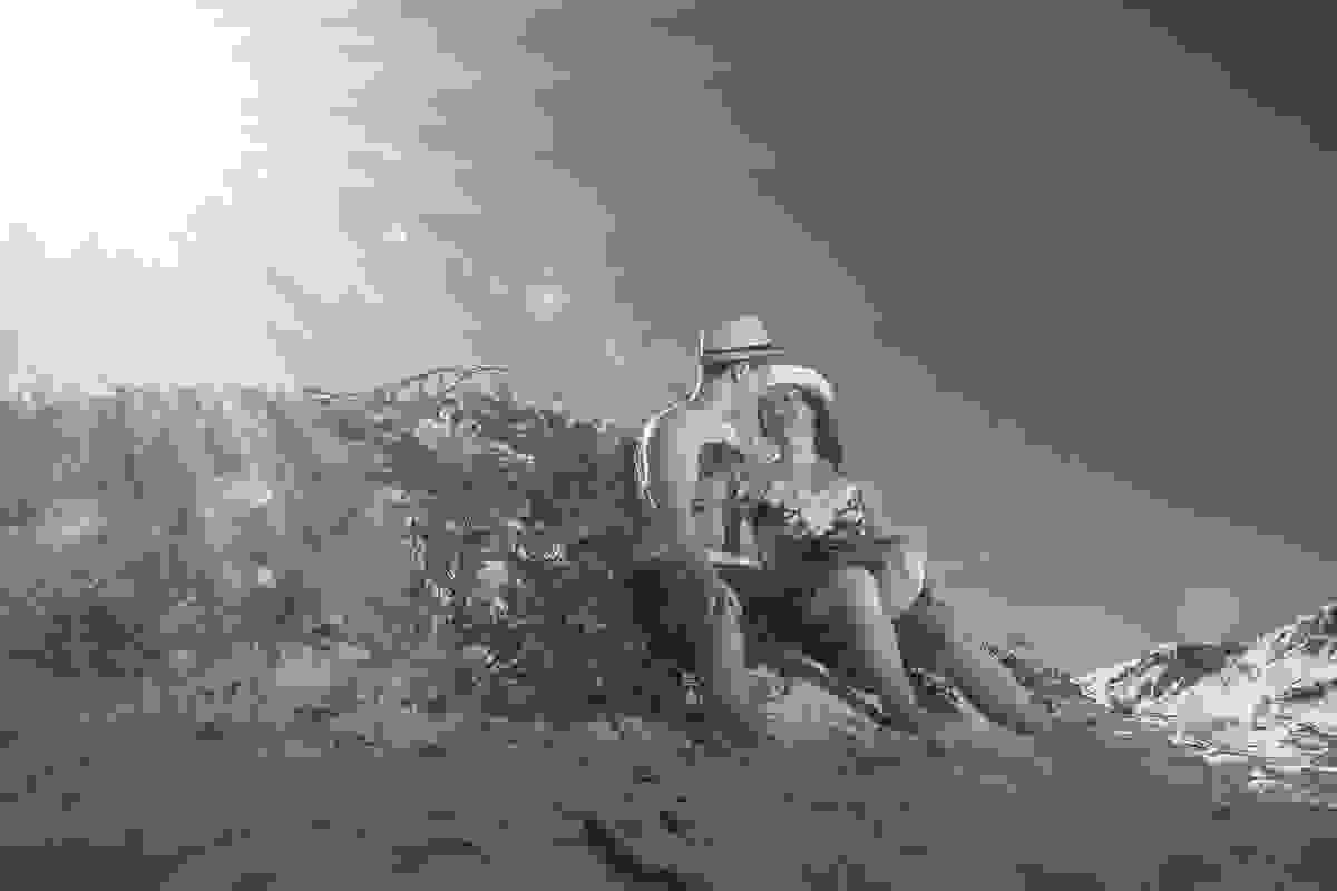 casal sentado e, um banco de areia na praia dos anjos em arraial do cabo rio de janeiro