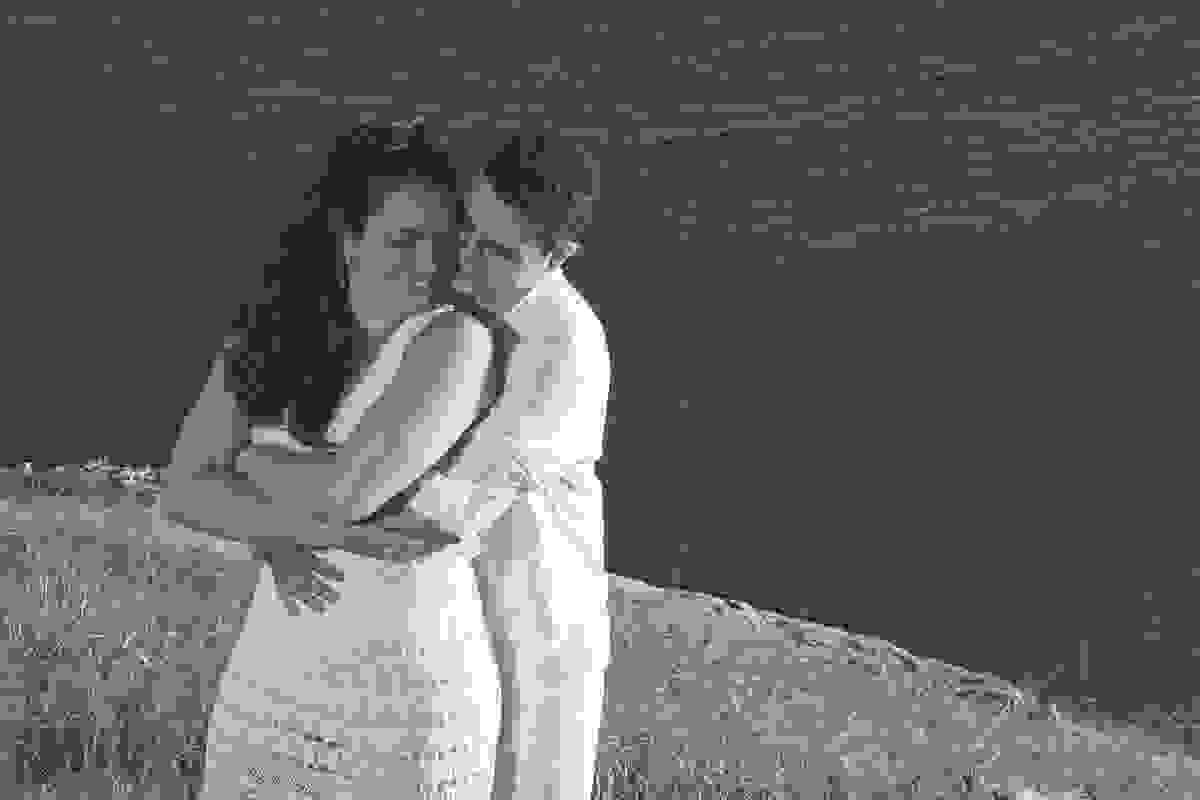 casal abraçado ele por de traz dela e ao fundo o mar visto do alto do atalaia em arraial do cabo rio de janeiro