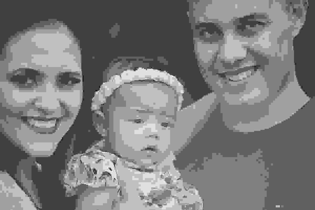 olhares para foto e bebe sério