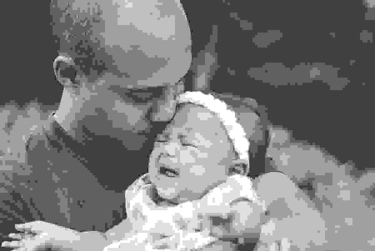 bebê chorando e papai fazendo carinho