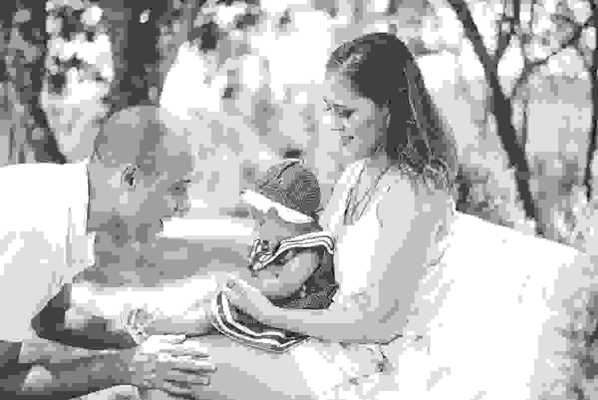brincando com a filha foto preto e branco