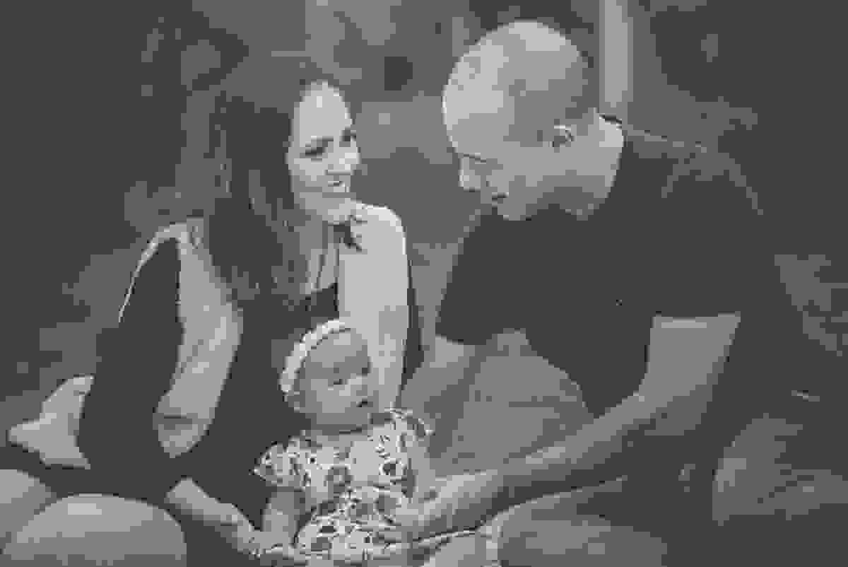 pai, mãe e filha se olhando