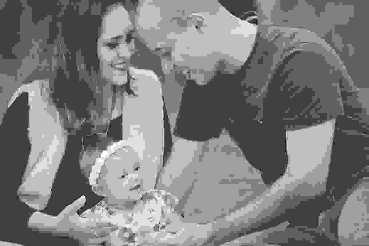princesinha nos braços da mamãe