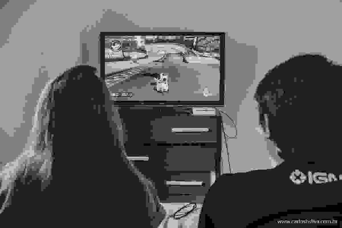 casal jogando mario bros