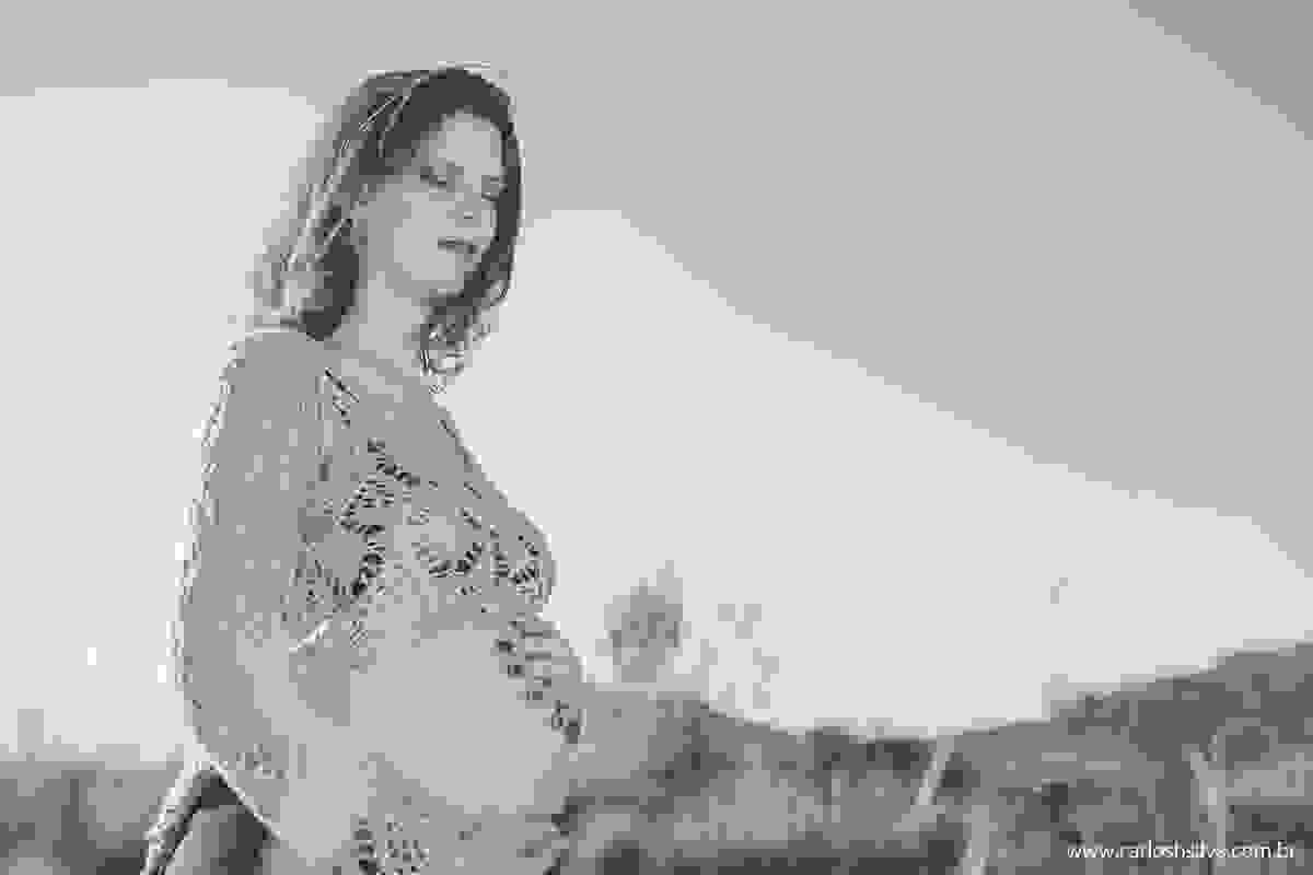 de olhos fechados pensando em sua bebe