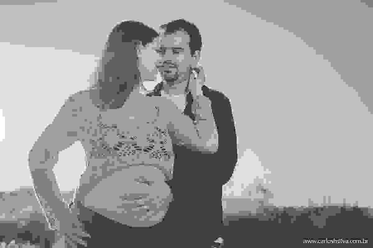 casal com toque suave na barriga da mamãe