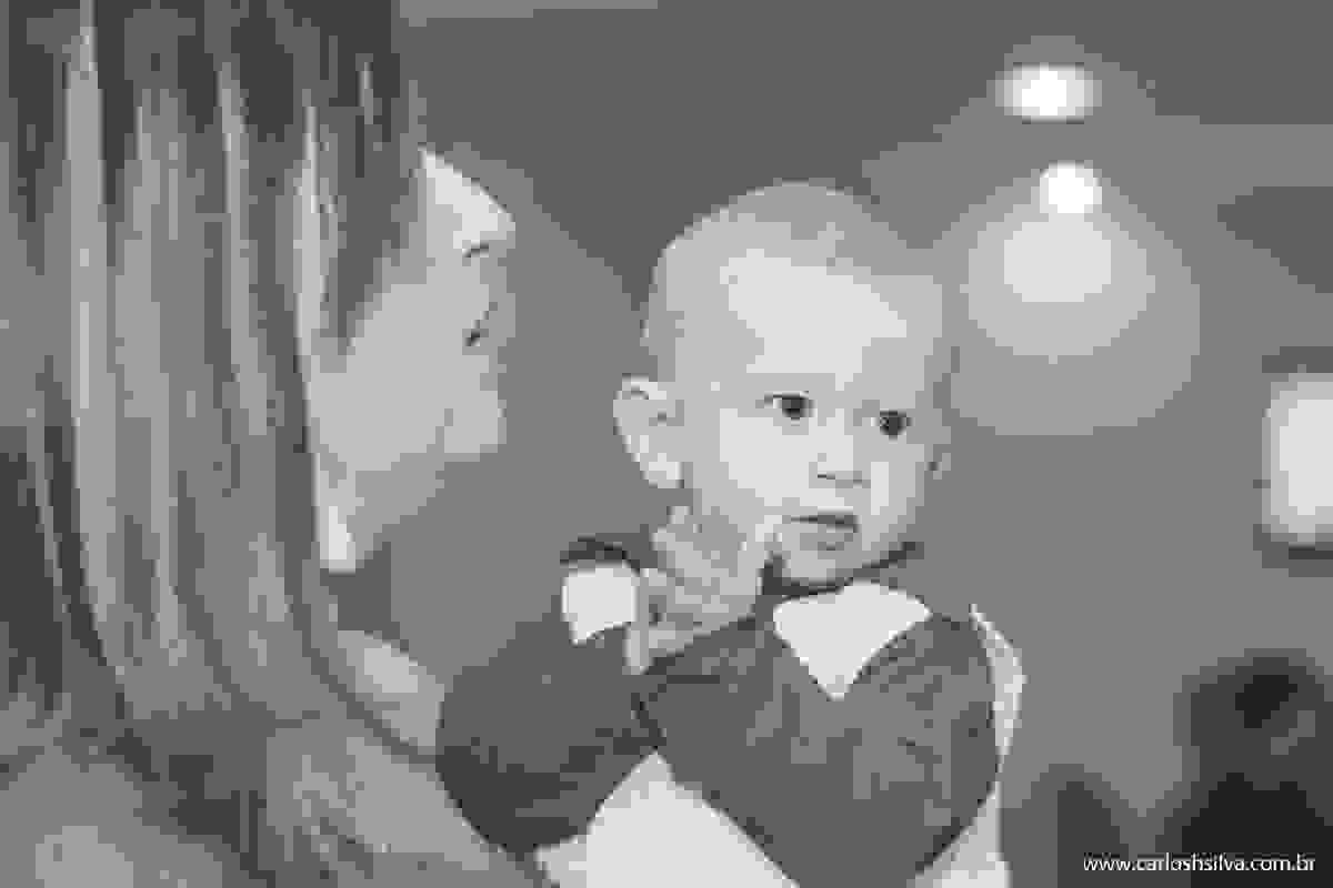 filhinho no colo da mãe batendo palmas