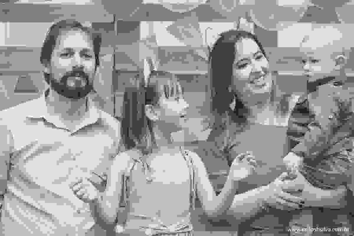 família cantando os parabéns