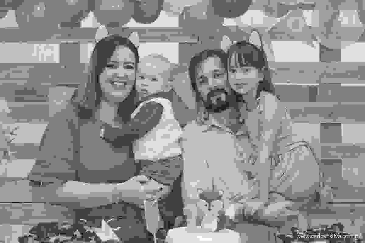 familia sendo fotografada atras da mesa de decoração
