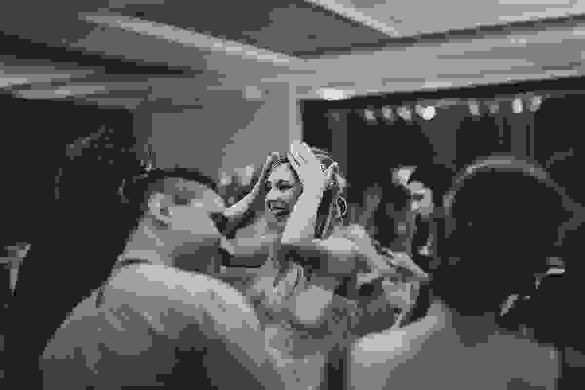 noiva curtindo muito seu casamento