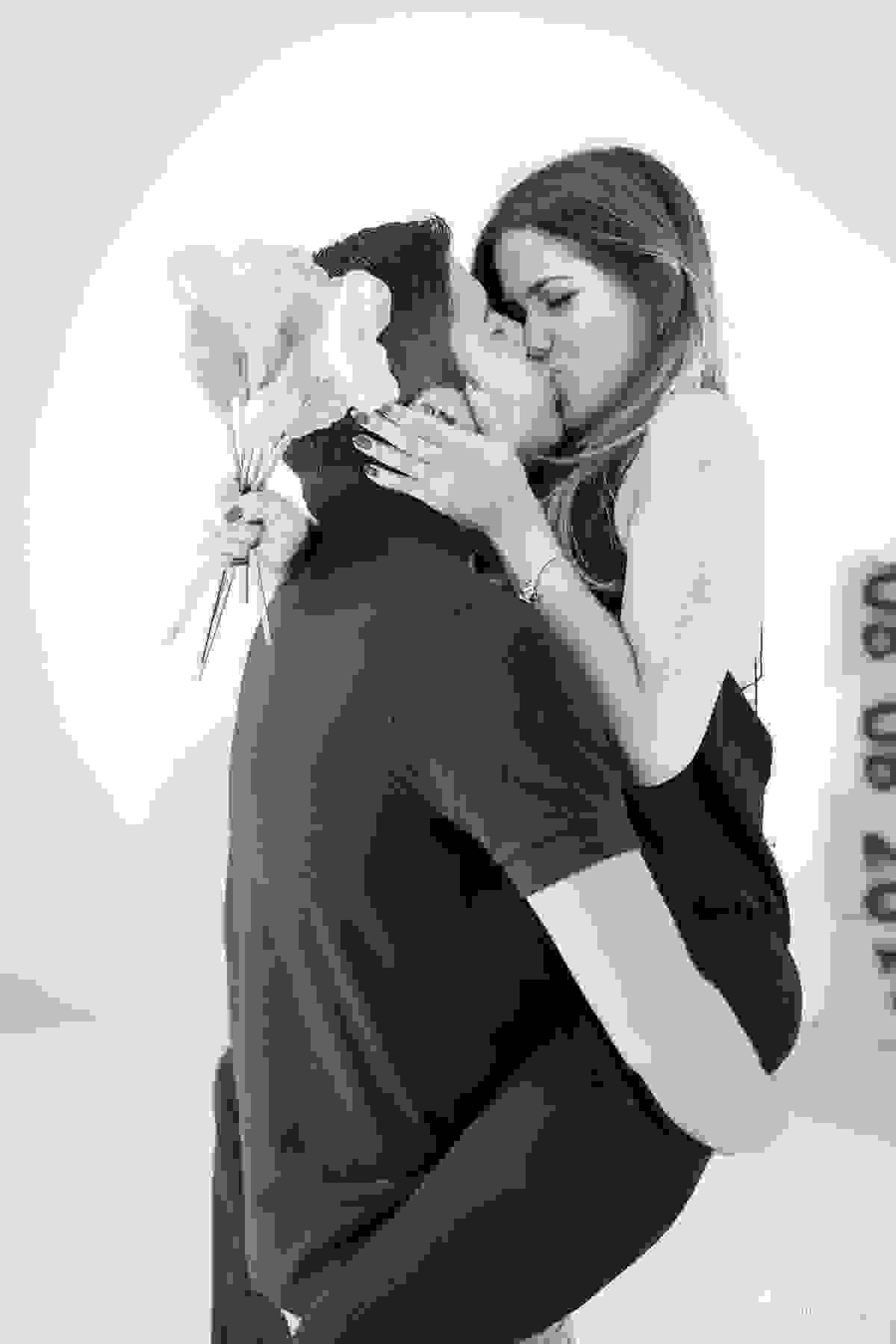 noivos se beijando felizes no apartamento novo