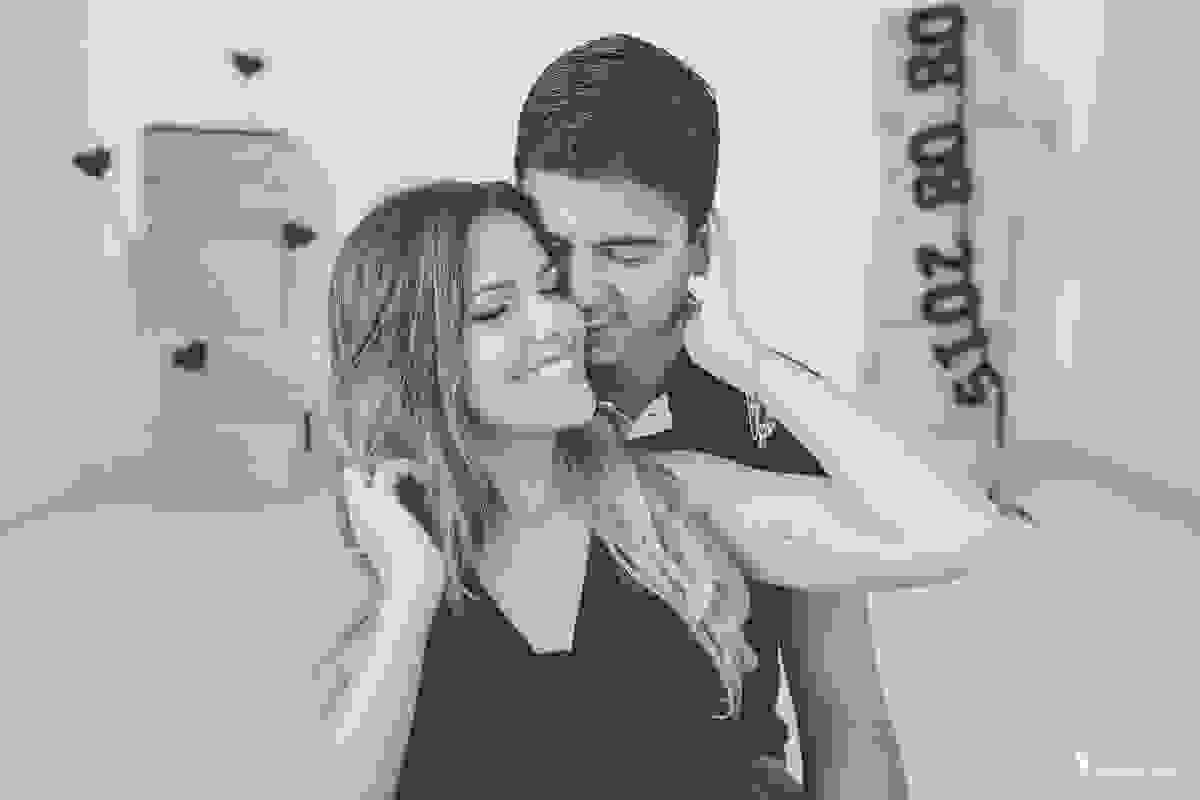 casal feliz e juntos no apartamento novo