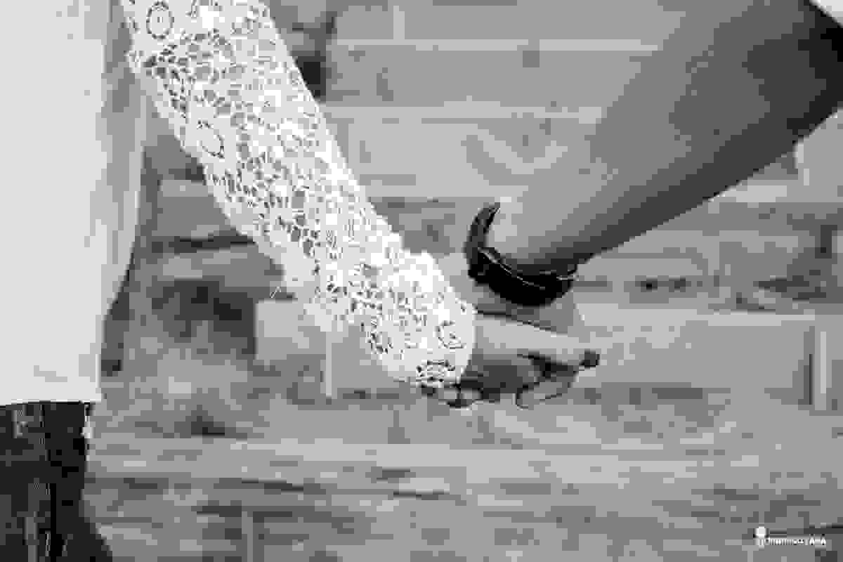 ensaio de pré casamento dos noivos de mãos dadas