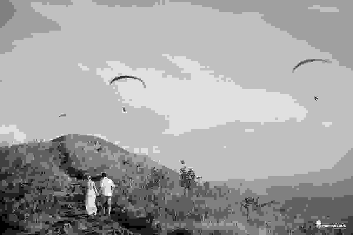 voo livre parapente paraglider serra da moeda no topo do mundo com noivos