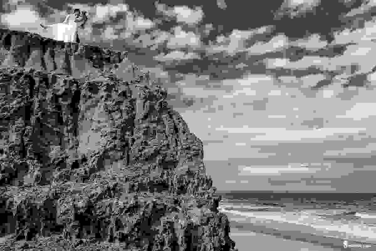 noiva e noivo em costa dourada na praia da bahia