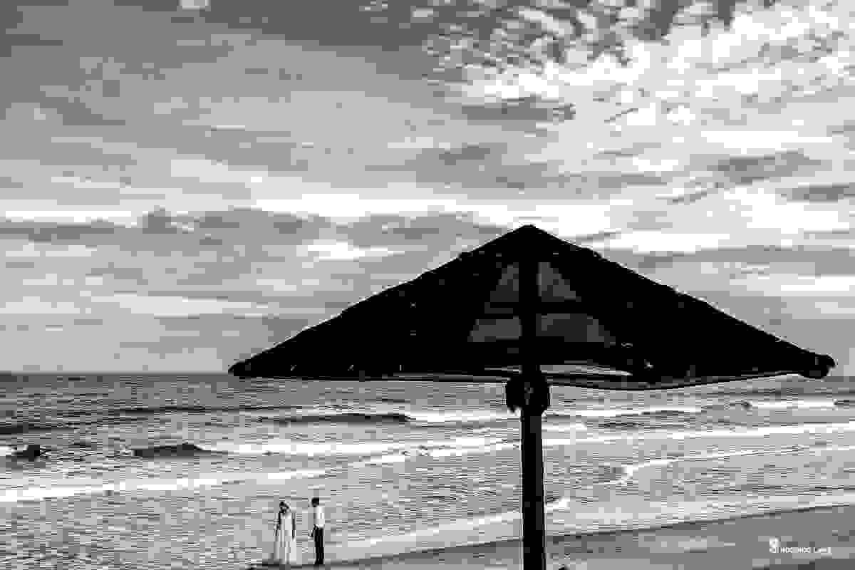noiva e noivo na praia da bahia