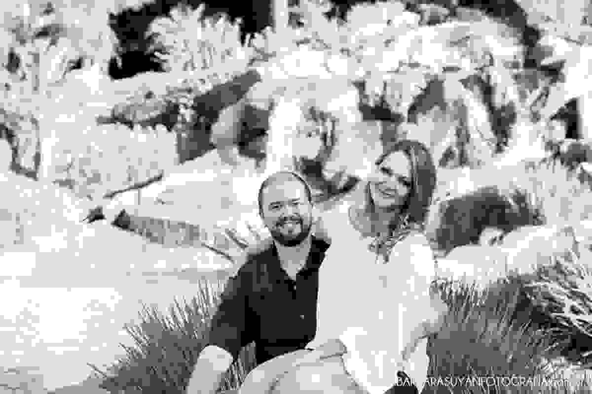 Noivo e noiva sentados ao lado da piscina natural no click da fotógrafa de casamento Minas Gerais MG Bárbara Suyan no Hotel Ville Real em Ouro Preto com muito amor