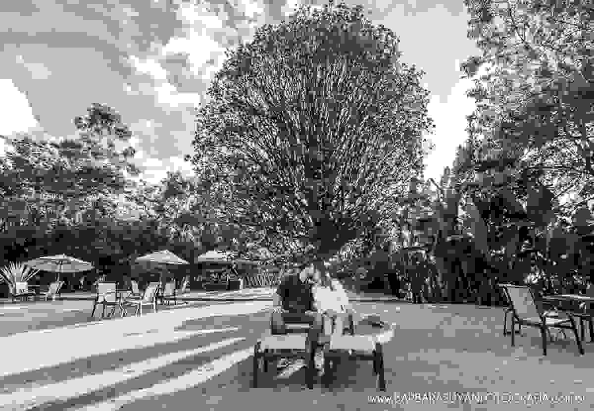 Noivo e noiva sentados em baixo da árvore com lindo céu azul ao fundo no click da fotógrafa de casamento Minas Gerais MG Bárbara Suyan no Hotel Ville Real em Ouro Preto com muito amor