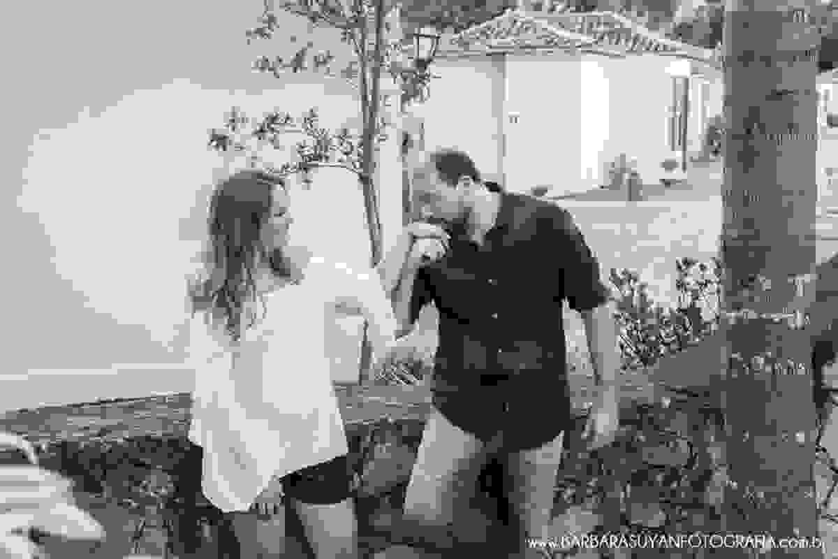 Noivo beijando mão da noiva apaixonado no click da fotógrafa de casamento Minas Gerais MG Bárbara Suyan no Hotel Ville Real em Ouro Preto com muito amor