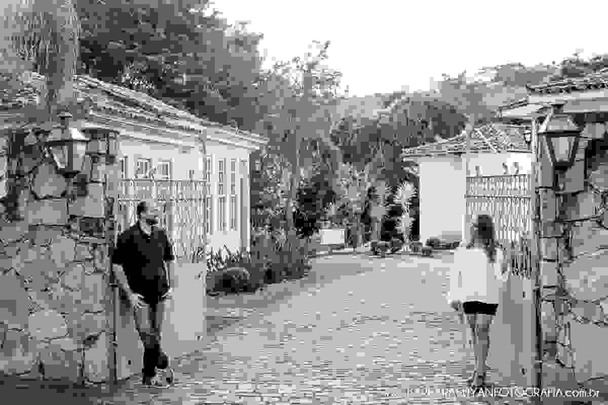 Noivo e noiva ao lado da porteira no click da fotógrafa de casamento Minas Gerais MG Bárbara Suyan no Hotel Ville Real em Ouro Preto com muito amor