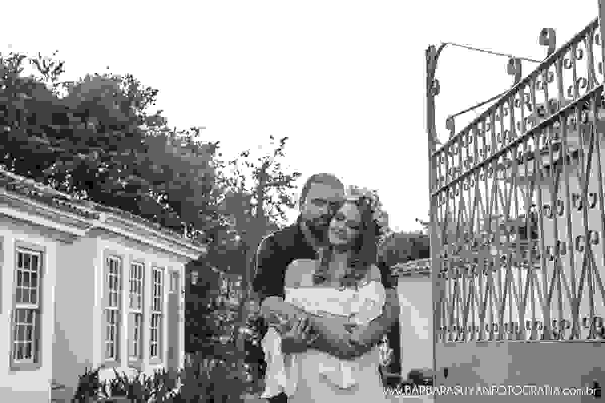 Noivo e noiva abraçados ao lado da porteira no click da fotógrafa de casamento Minas Gerais MG Bárbara Suyan no Hotel Ville Real em Ouro Preto com muito amor