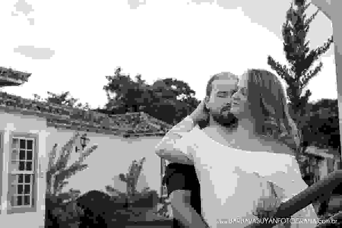 Noivo e noiva abraçados apaixonados no click da fotógrafa de casamento Minas Gerais MG Bárbara Suyan no Hotel Ville Real em Ouro Preto com muito amor