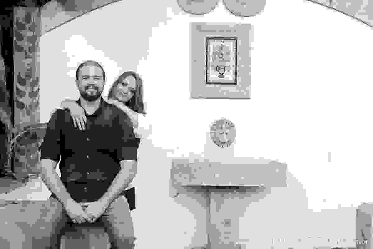 Noivo e noiva abraçados ao lado da fonte no click da fotógrafa de casamento Minas Gerais MG Bárbara Suyan no Hotel Ville Real em Ouro Preto com muito amor
