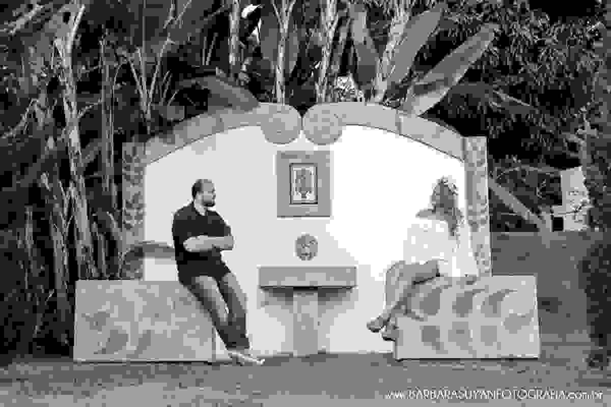 Noivo e noiva sentados na fonte no click da fotógrafa de casamento Minas Gerais MG Bárbara Suyan no Hotel Ville Real em Ouro Preto com muito amor