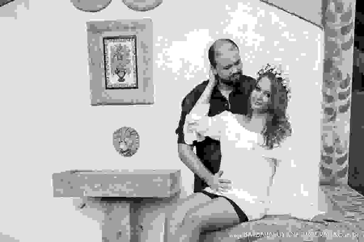 Noivo e noiva sentados na fonte no click da fotógrafa de casamento Minas Gerais MG Bárbara Suyan no Hotel Ville Real em Ouro Preto com muito amor