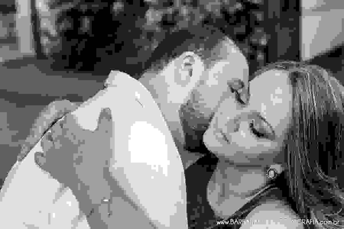 Noivo e noiva abraçados apaixonados no click da fotógrafa de casamento Minas Gerais MG Bárbara Suyan no Hotel Ville Real em Ouro Preto com muito amor