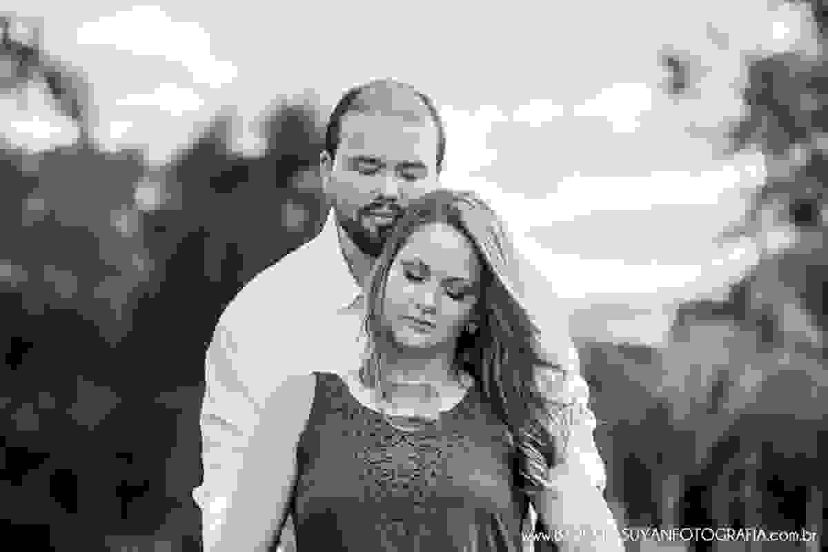 Noivo e noiva abraçados no pôr do sol no click da fotógrafa de casamento Minas Gerais MG Bárbara Suyan no Hotel Ville Real em Ouro Preto com muito amor