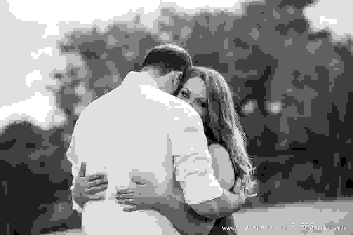 Noivo e noiva abraçados apaixonados no click da fotógrafa de casamento Minas Gerais MG Bárbara Suyan no Hotel Ville Real em Ouro Preto com muito amor