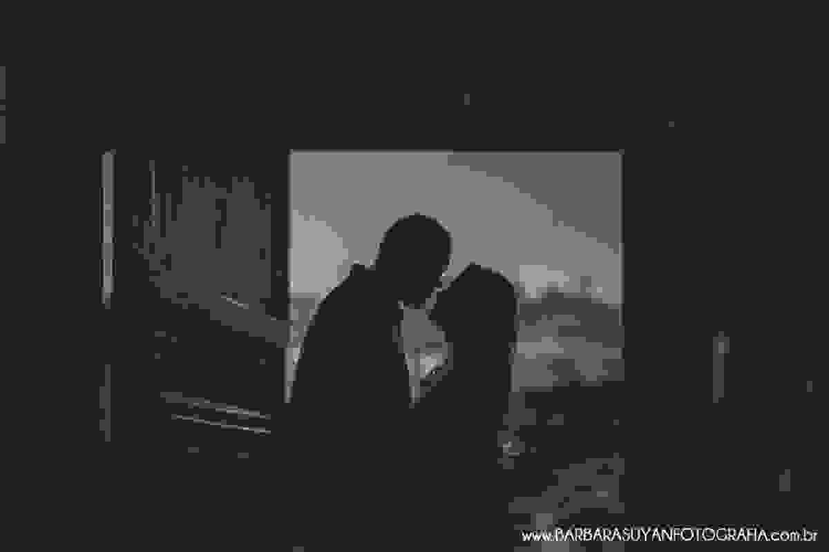 Silhueta do noivo e noiva abraçados apaixonados no click da fotógrafa de casamento Minas Gerais MG Bárbara Suyan no Hotel Ville Real em Ouro Preto com muito amor