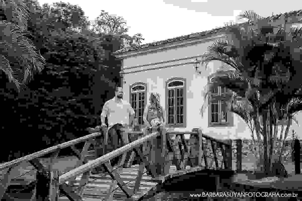 Noivo e noiva com tiara de flores na ponte de madeira no click da fotógrafa de casamento Minas Gerais MG Bárbara Suyan no Hotel Ville Real em Ouro Preto com muito amor