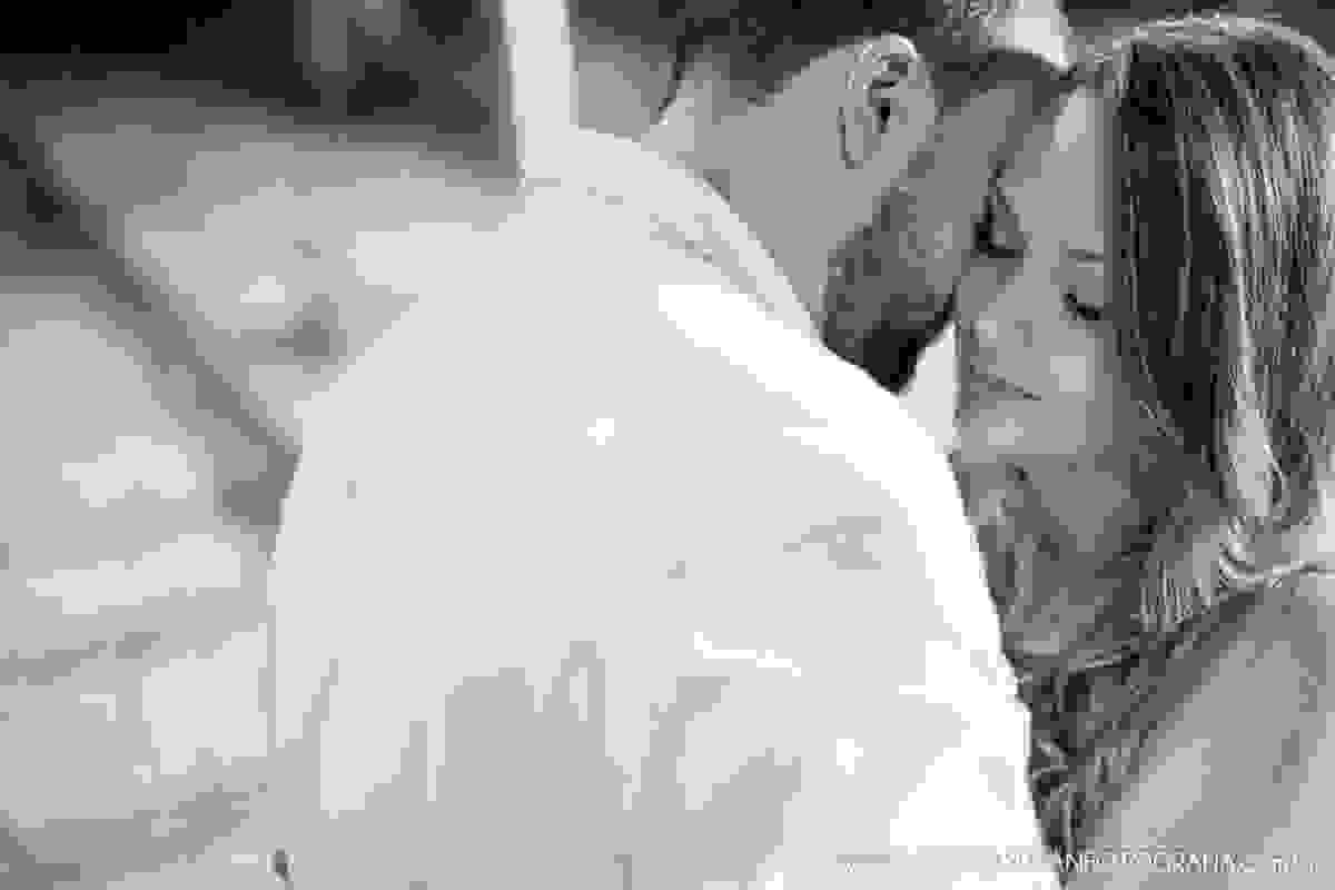 Noivo e noiva abraçados apaixonados na linha de trem no click da fotógrafa de casamento Minas Gerais MG Bárbara Suyan no Hotel Ville Real em Ouro Preto com muito amor