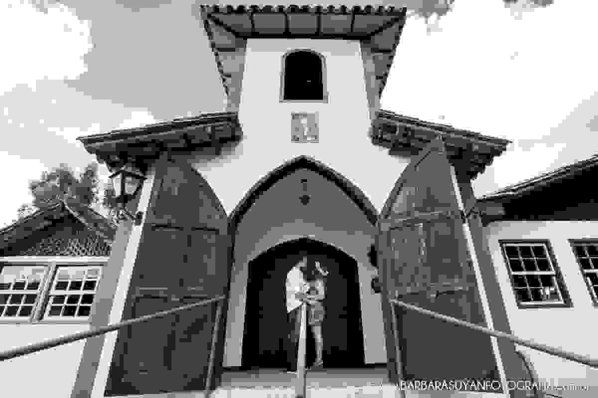 Noivo e noiva com tiara de flores dentro da igrejinha e lindo céu azul no click da fotógrafa de casamento Minas Gerais MG Bárbara Suyan no Hotel Ville Real em Ouro Preto com muito amor
