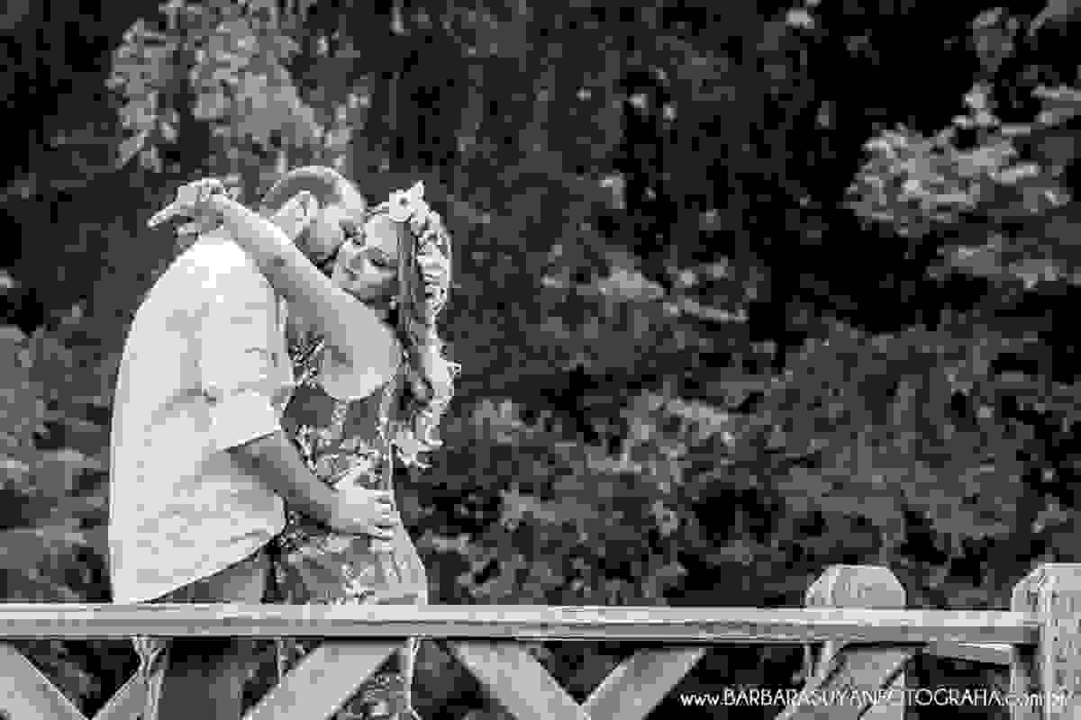 Noivo e noiva com tiara de flores na ponte de madeira no click da fotógrafa de casamento Minas Gerais MG Bárbara Suyan no Hotel Ville Real em Ouro Preto com muito amor
