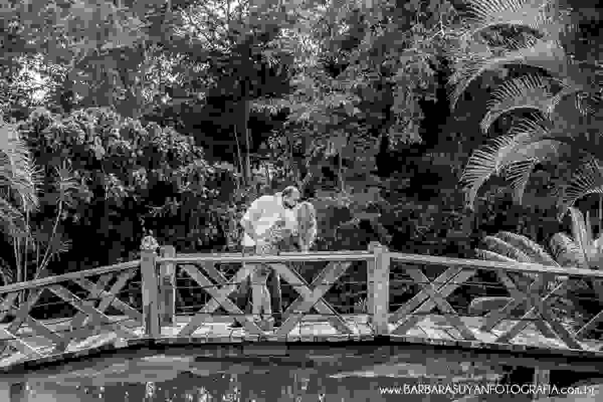 Noivo e noiva beijando na ponte de madeira no click da fotógrafa de casamento Minas Gerais MG Bárbara Suyan no Hotel Ville Real em Ouro Preto com muito amor