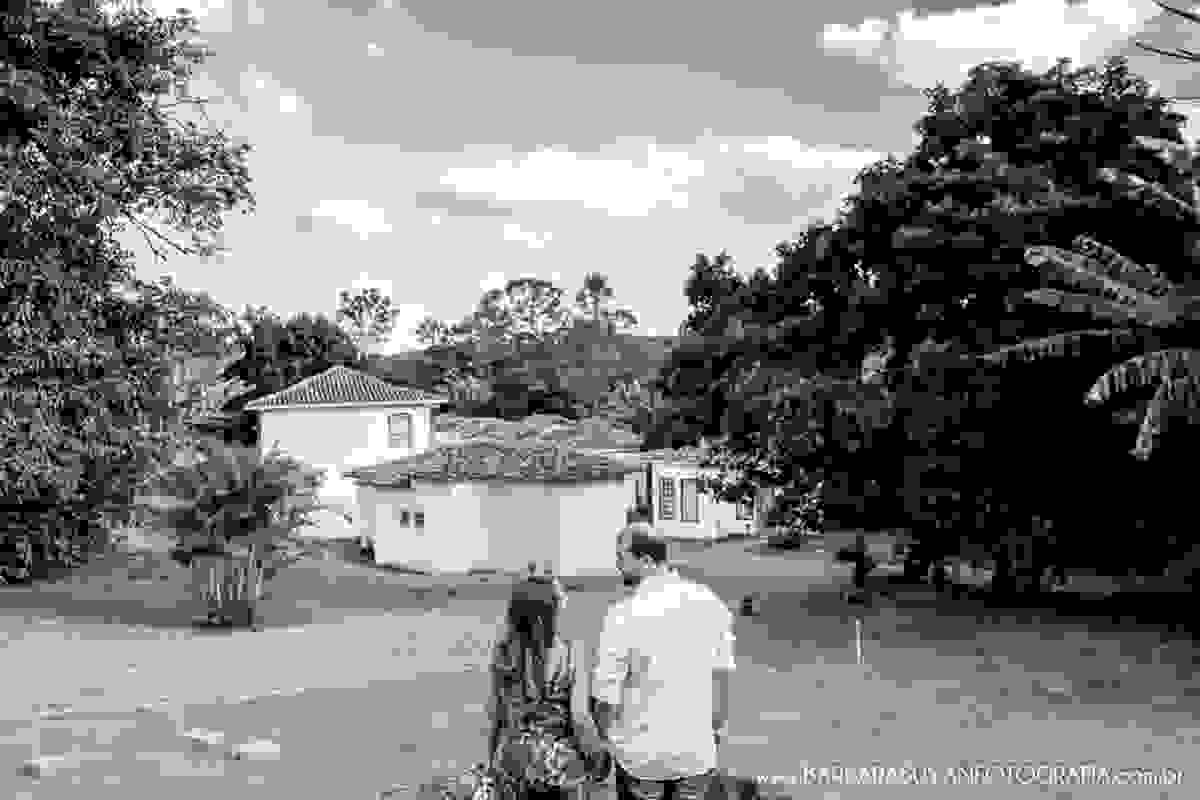 Noivo e noiva de mãos dadas e lindo céu azul no click da fotógrafa de casamento Minas Gerais MG Bárbara Suyan no Hotel Ville Real em Ouro Preto com muito amor