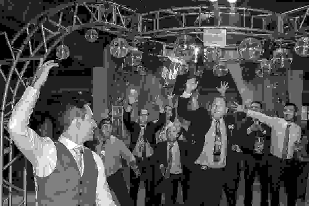 foto arte, daniel scherer, fotografo de casamento, jogando o wisk, noivo,