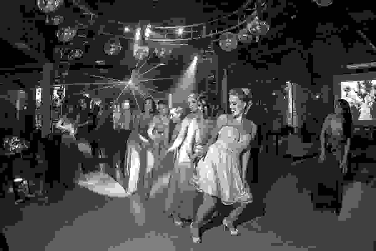 foto arte, daniel scherer, fotografo de casamento, noiva e madrinhas, festa de casamento, noiva feliz,