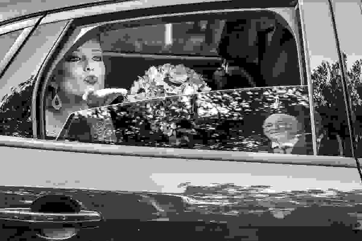 noiva, noiva esperando no carro, mandando beijo pro pai, foto arte, daniel scherer, fotografo de casamento