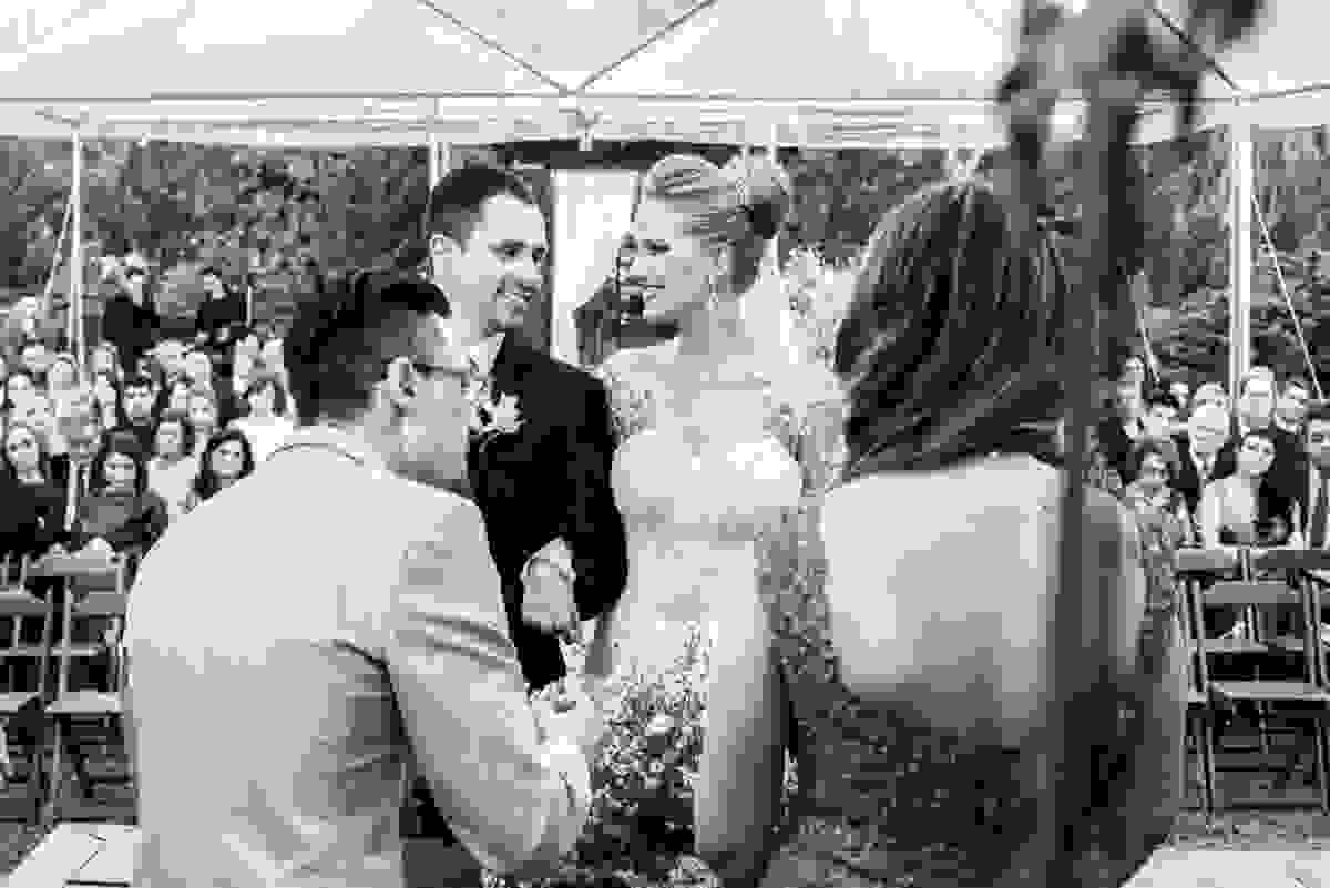 noivos alegres, noivos no altar, cerimônia no campo, foto arte, daniel scherer, fotografo de casamento
