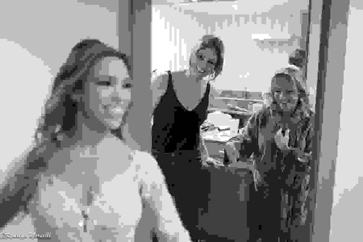 noiva feliz pronta pra cerimonia