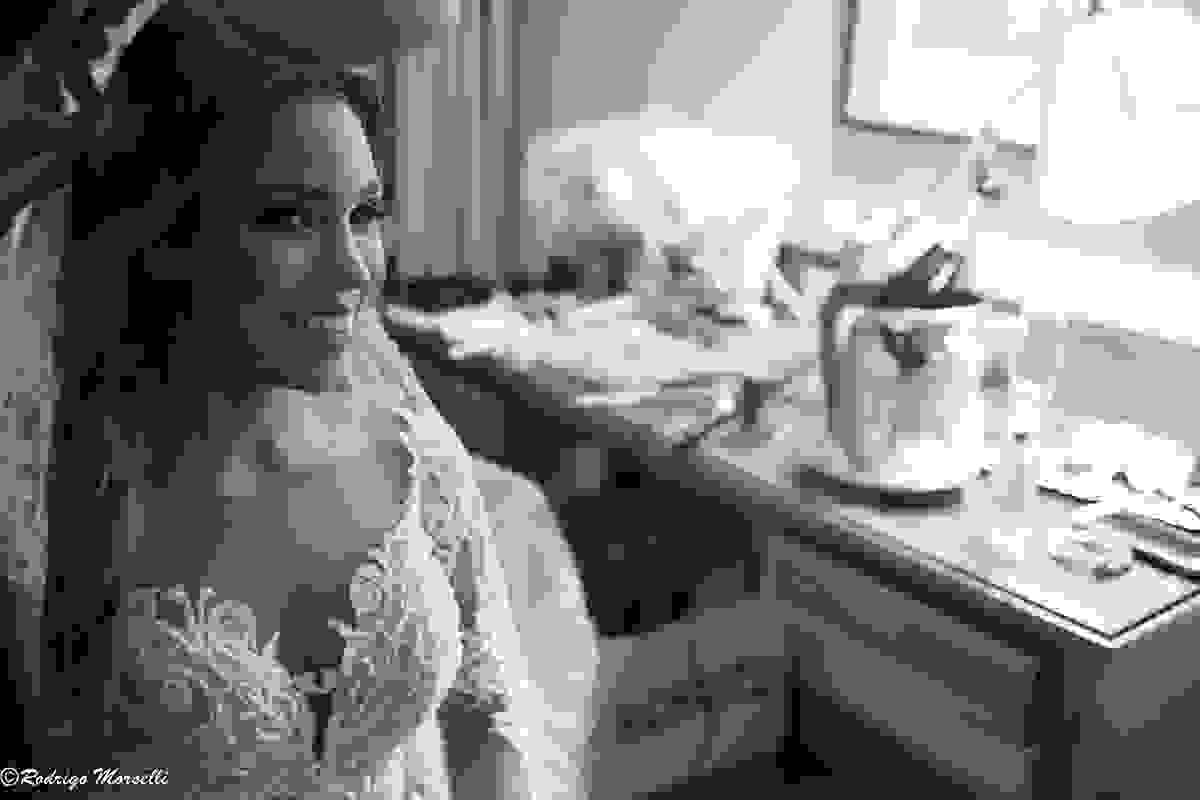 noiva se olhando no espelho