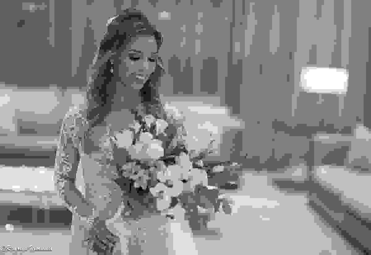 noiva olhando seu bouquet