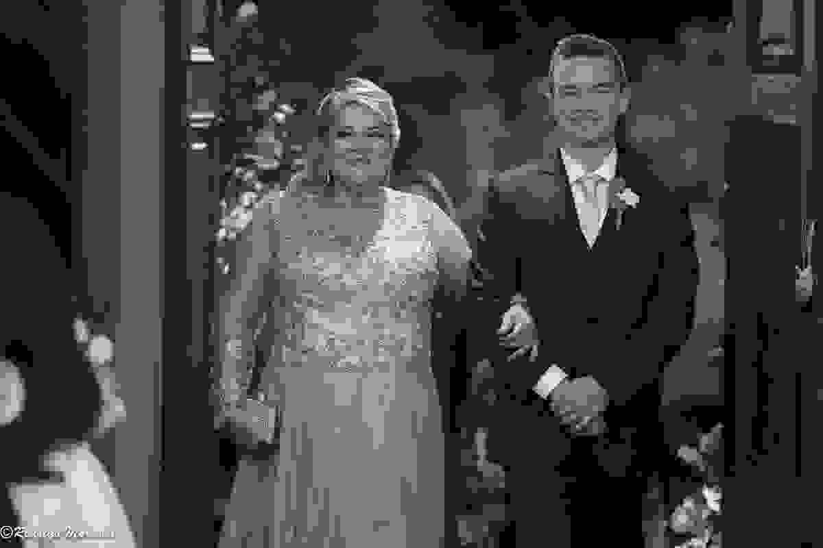 o noivo entrando na igreja com sua mãe