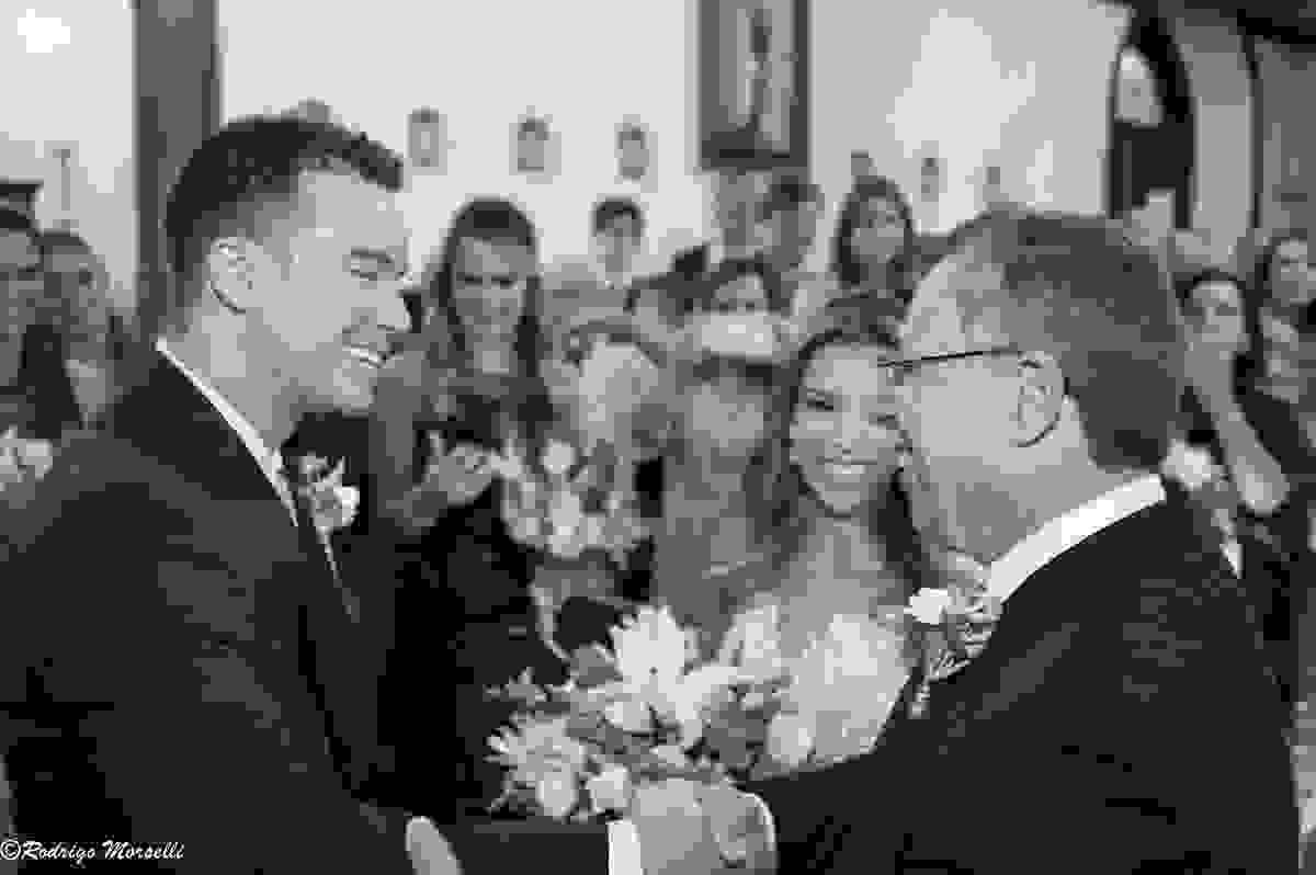 pai da noiva abraça noivo e entreabrido sua filha